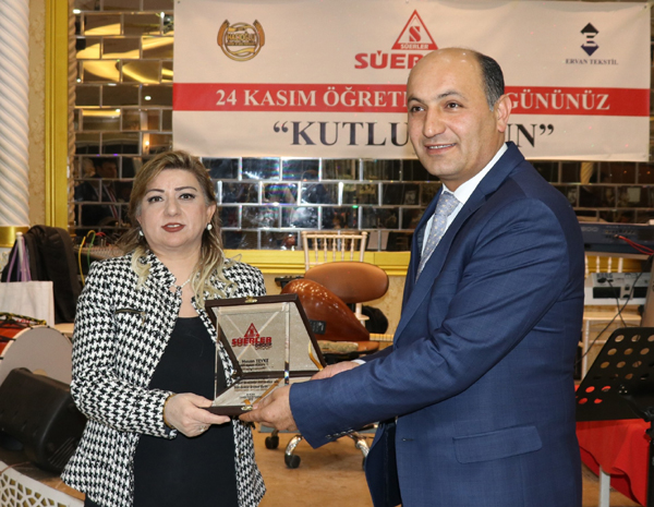 Ali Süer'in plaket takdim ettiği an