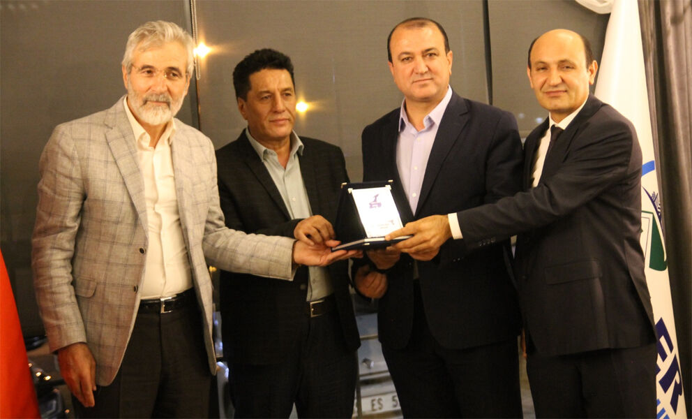 Program sonunda yapılan plaket takdiminden bir kare